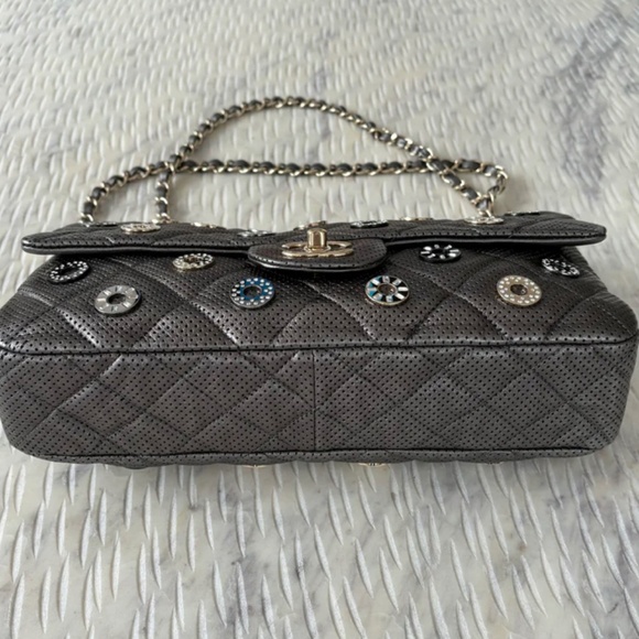 Chanel Paris-Dubai Medal Flap Bag in Embellished Quilted Perforated Lambskin - Picture 3 of 14